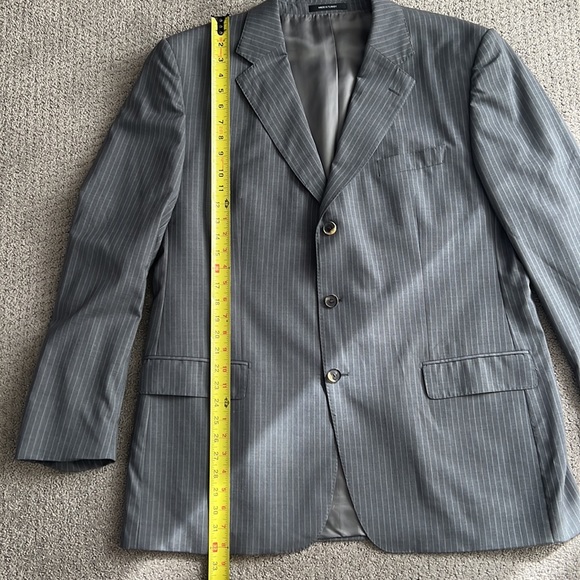 Elegant Hugo Boss Pin Stipe 2 Piece Suit -Super 130 - 100% Wool - Picture 8 of 11